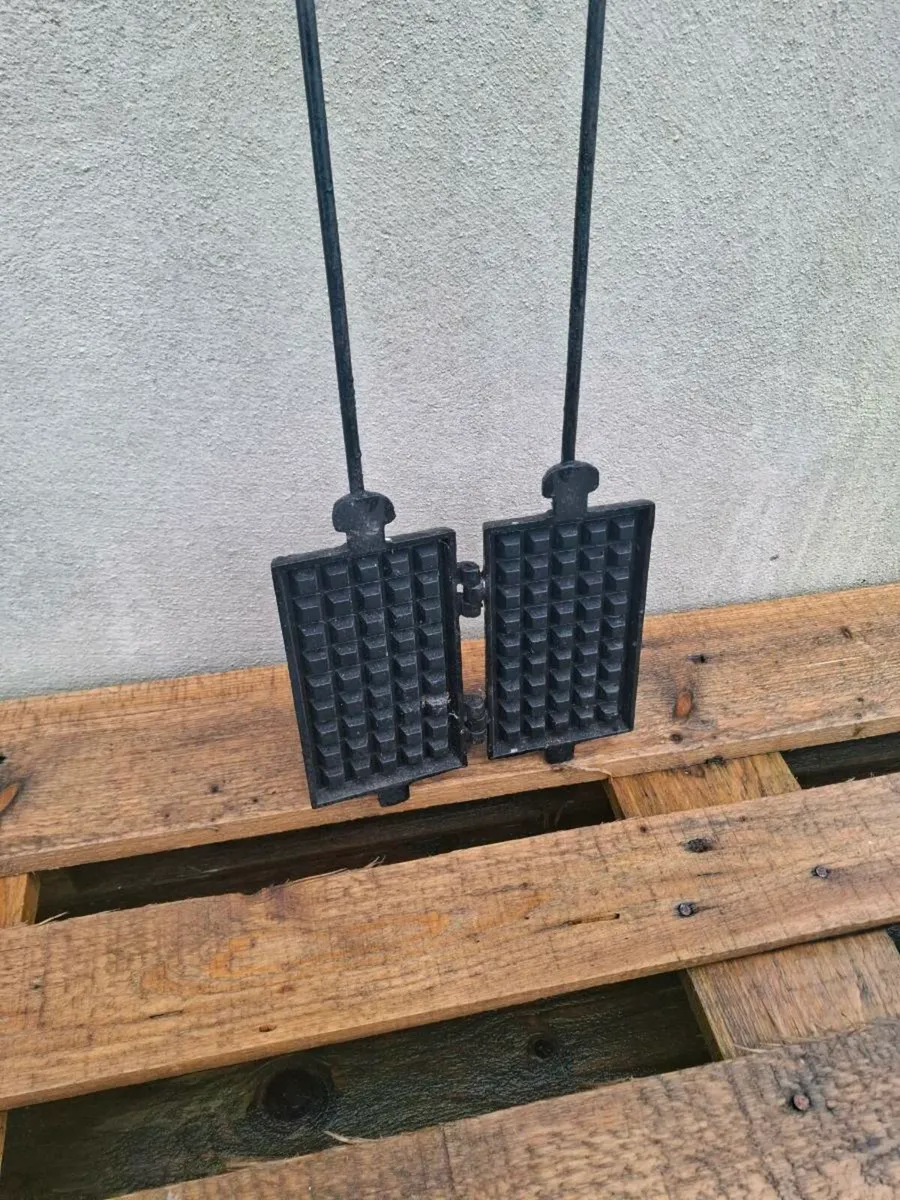Antique cast iron waffles maker postage possible - Image 2