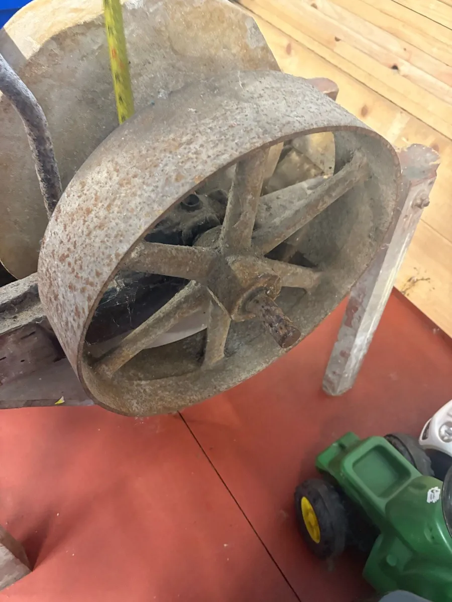 1840s 19th century stone wheel with stand & pulley - Image 3