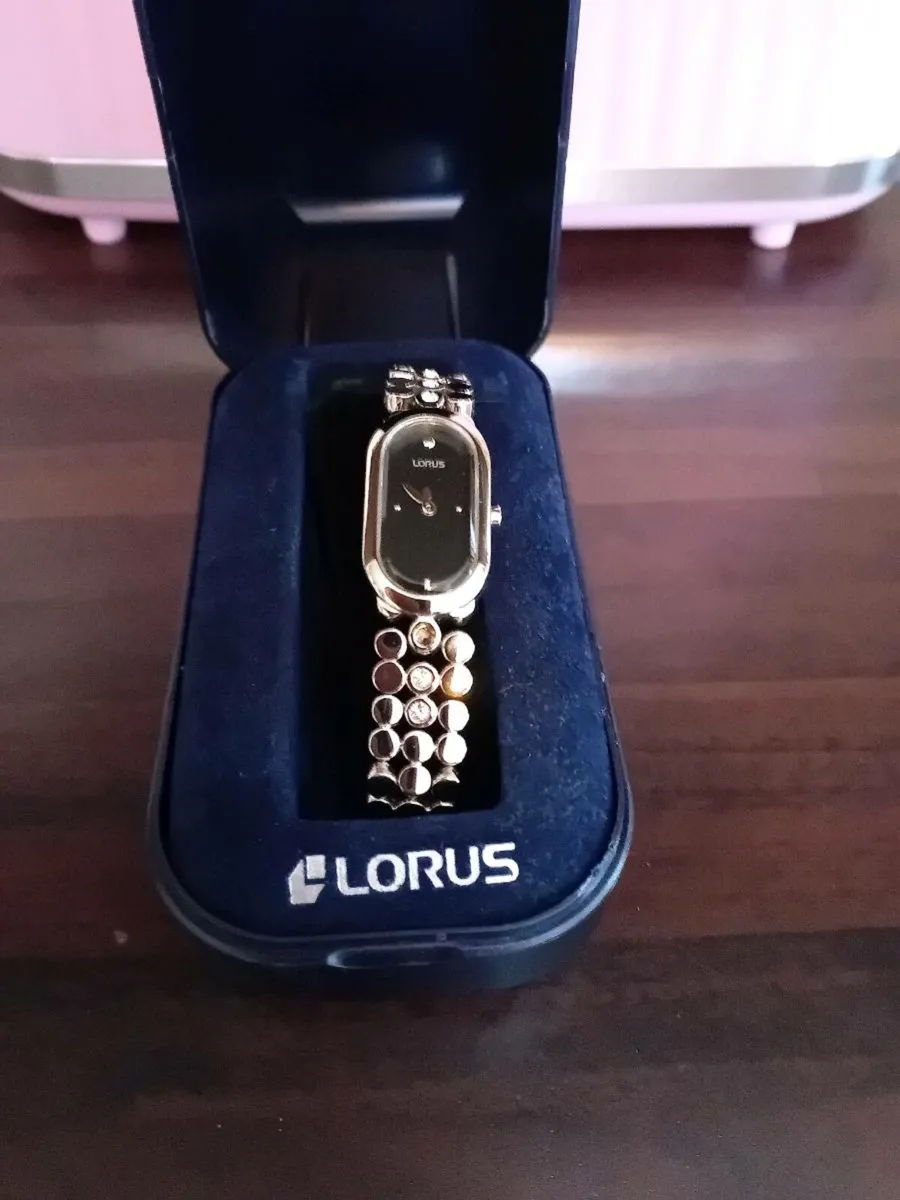 LORUS LADIES SILVER BRACLET WATCH BOXED