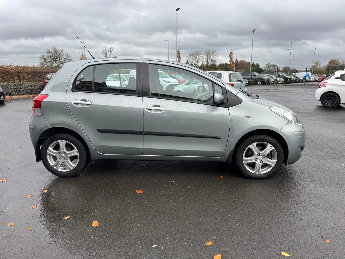 2010 Toyota Yaris - Image 2