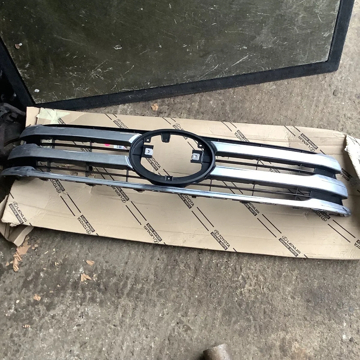 Toyota hi-lux  front new bumper and grills 2017 - Image 2