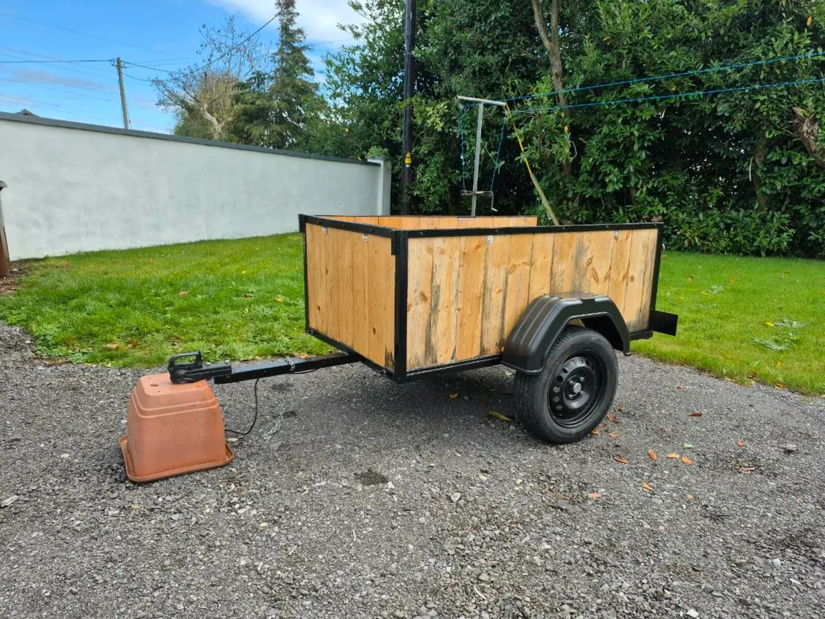 Trade in sale . Trailer - Image 1