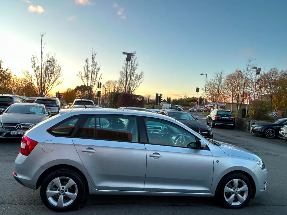 Skoda Rapid SPORTBACK AMBITION 1.6TDI *LOW KMS* - Image 4