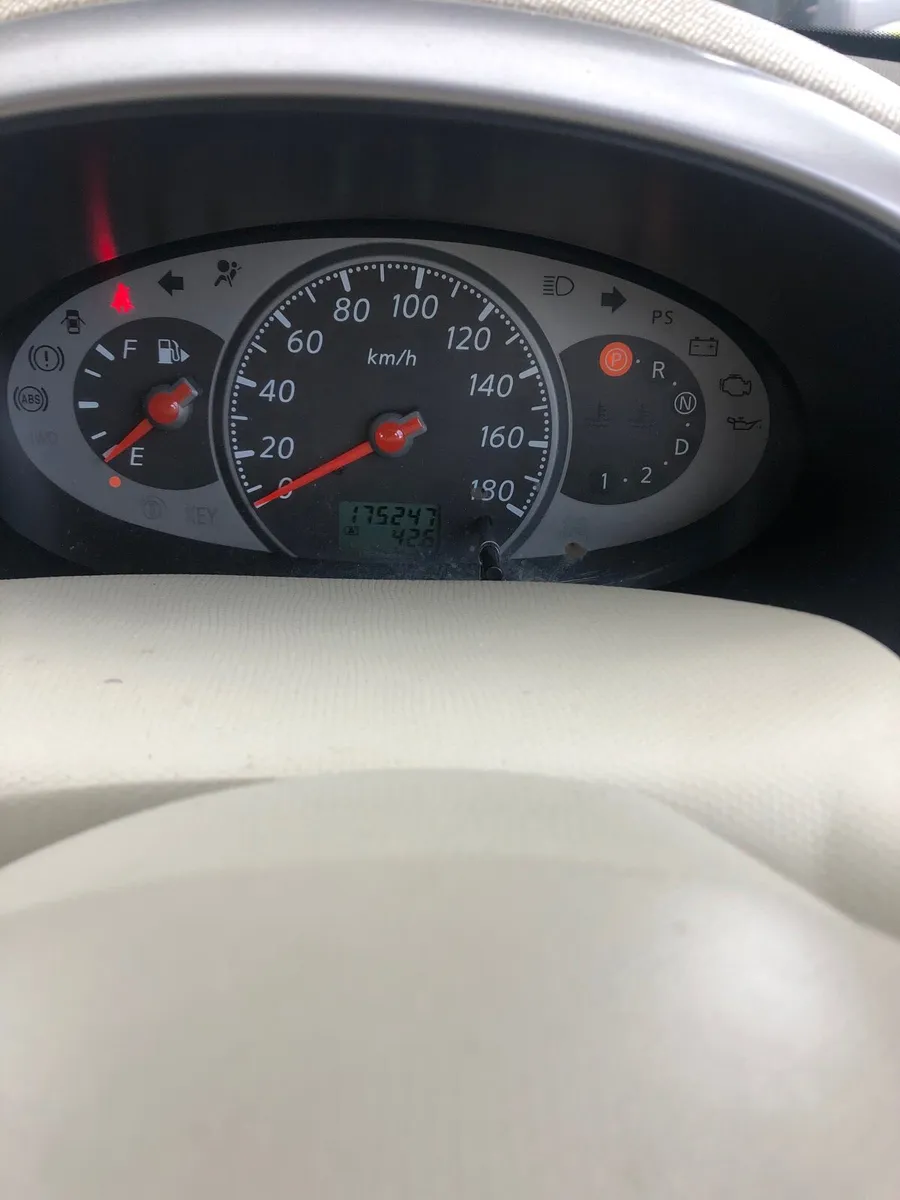 2005 nissan marc automatic - Image 2