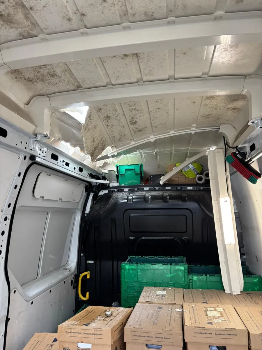 211 Renault master mwb high roof - Image 4