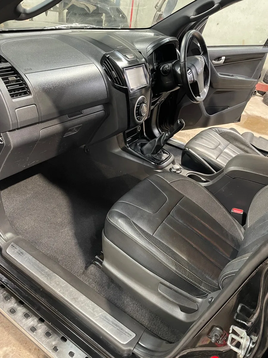 152 Isuzu D-Max Blade 2.5TD DEPOSIT TAKEN - Image 4