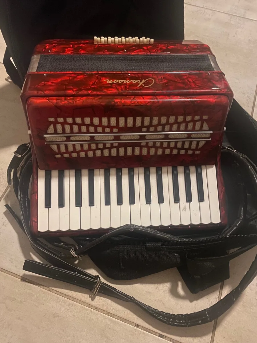Chanson piano accordion 18 piano key and 24 Bass, - Image 1