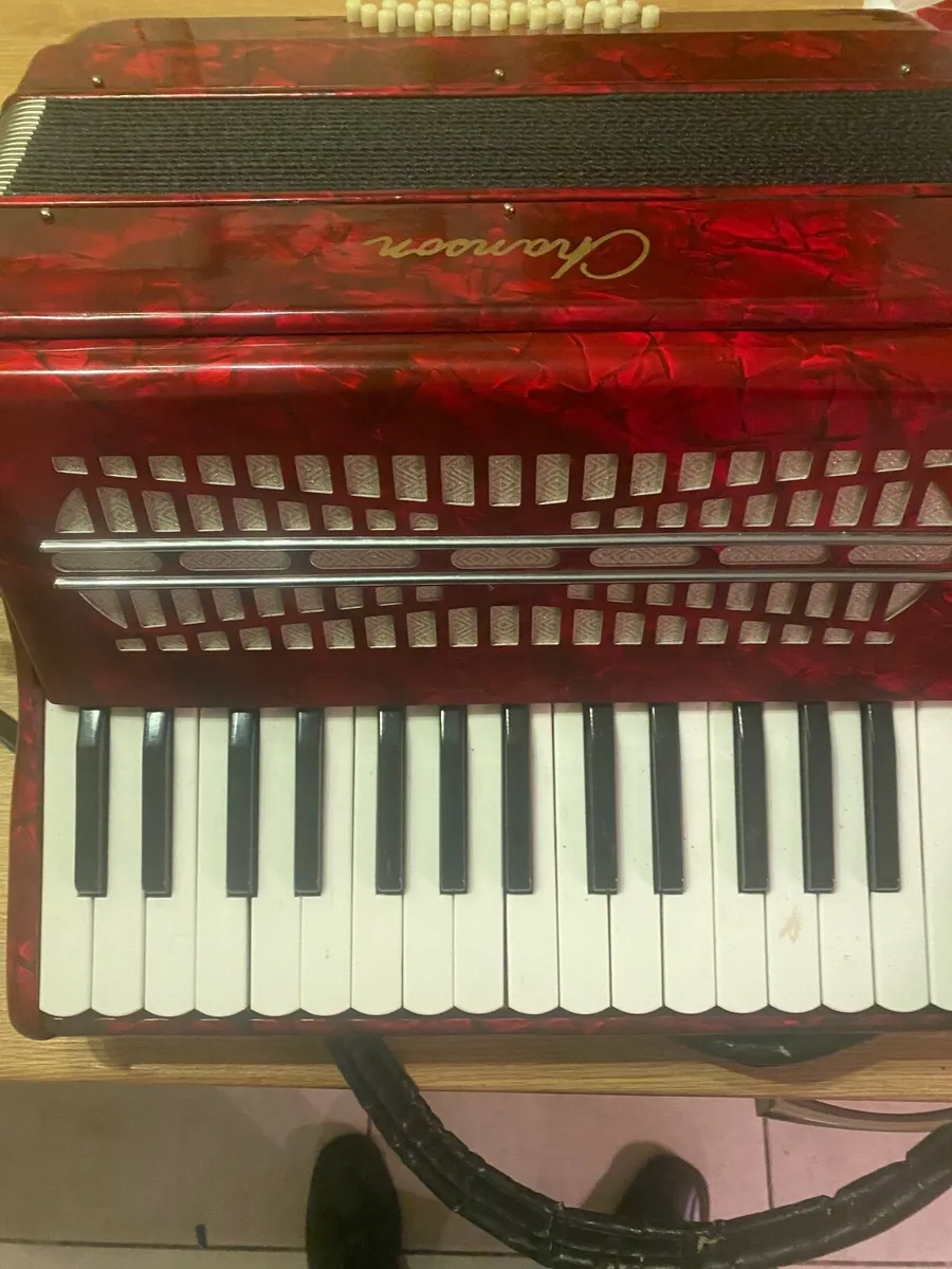 Chanson piano accordion 18 piano key and 24 Bass, - Image 2