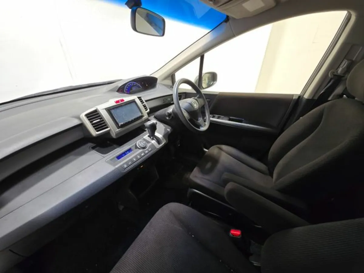 Honda Freed 7 SEATER 1.5 G Auto, Reversing camera - Image 2