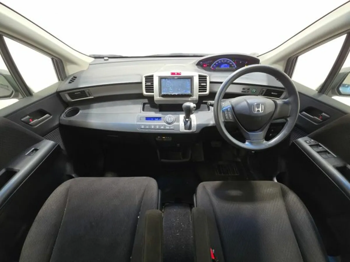 Honda Freed 7 SEATER 1.5 G Auto, Reversing camera - Image 4