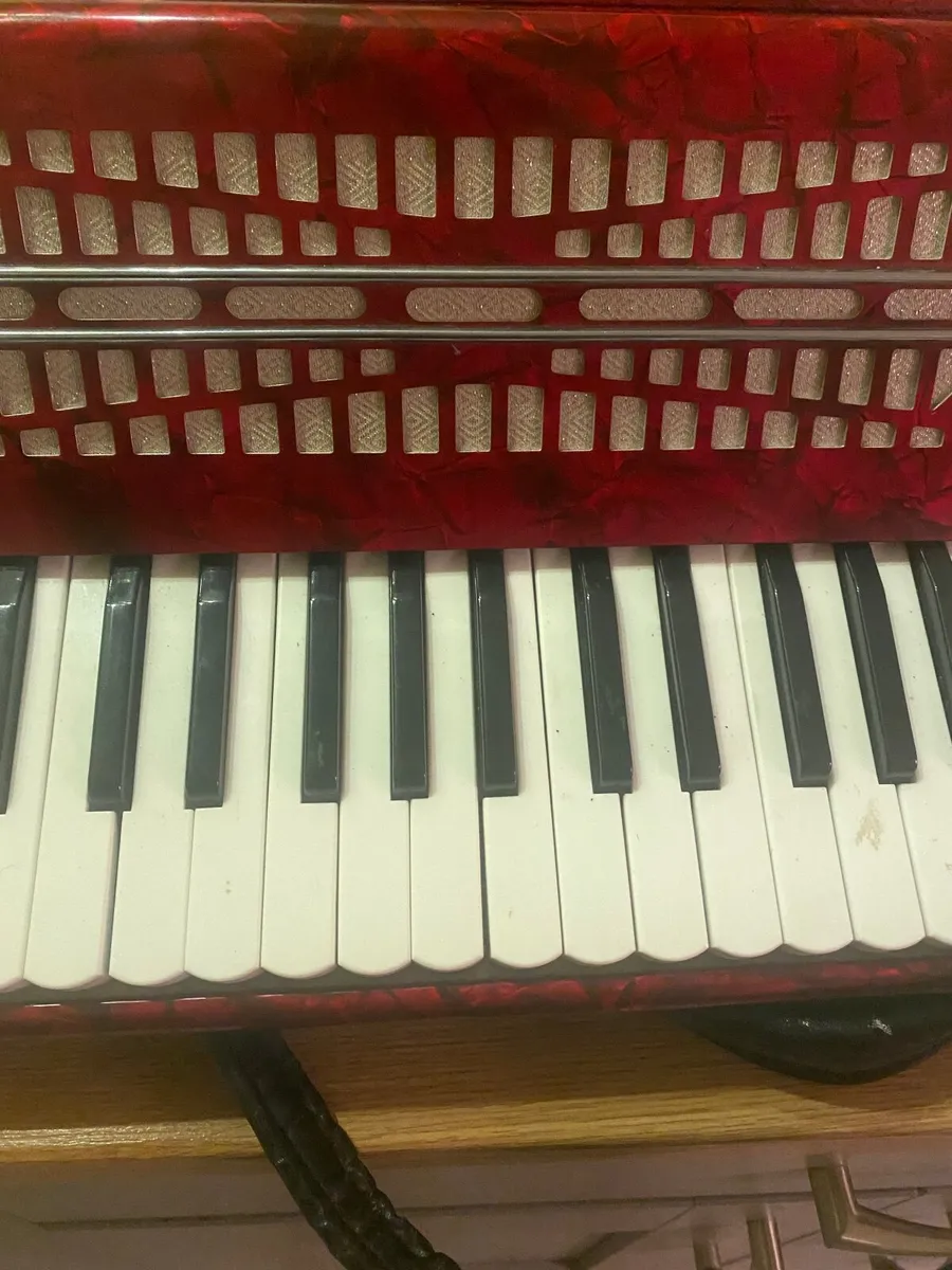 Chanson piano accordion 18 piano key and 24 Bass, - Image 3