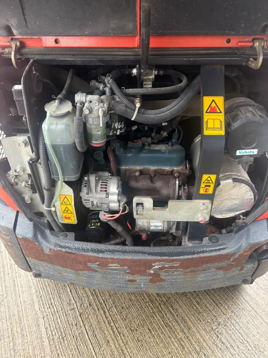 Kubota 1.6 ton digger with 3 buckets - Image 4