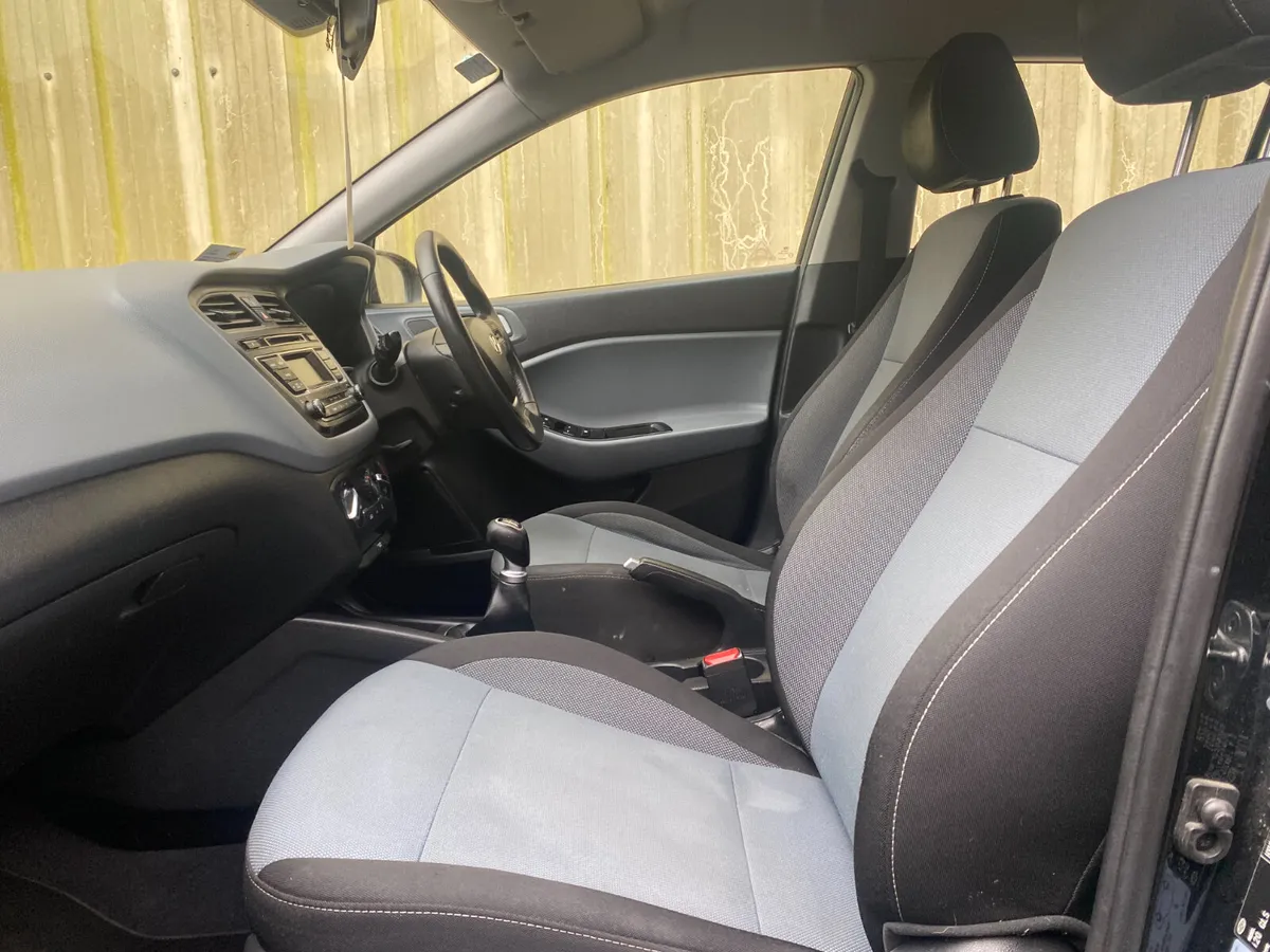 Hyundai i20 2017//DELUXE //FINANCE AVAILABLE - Image 4