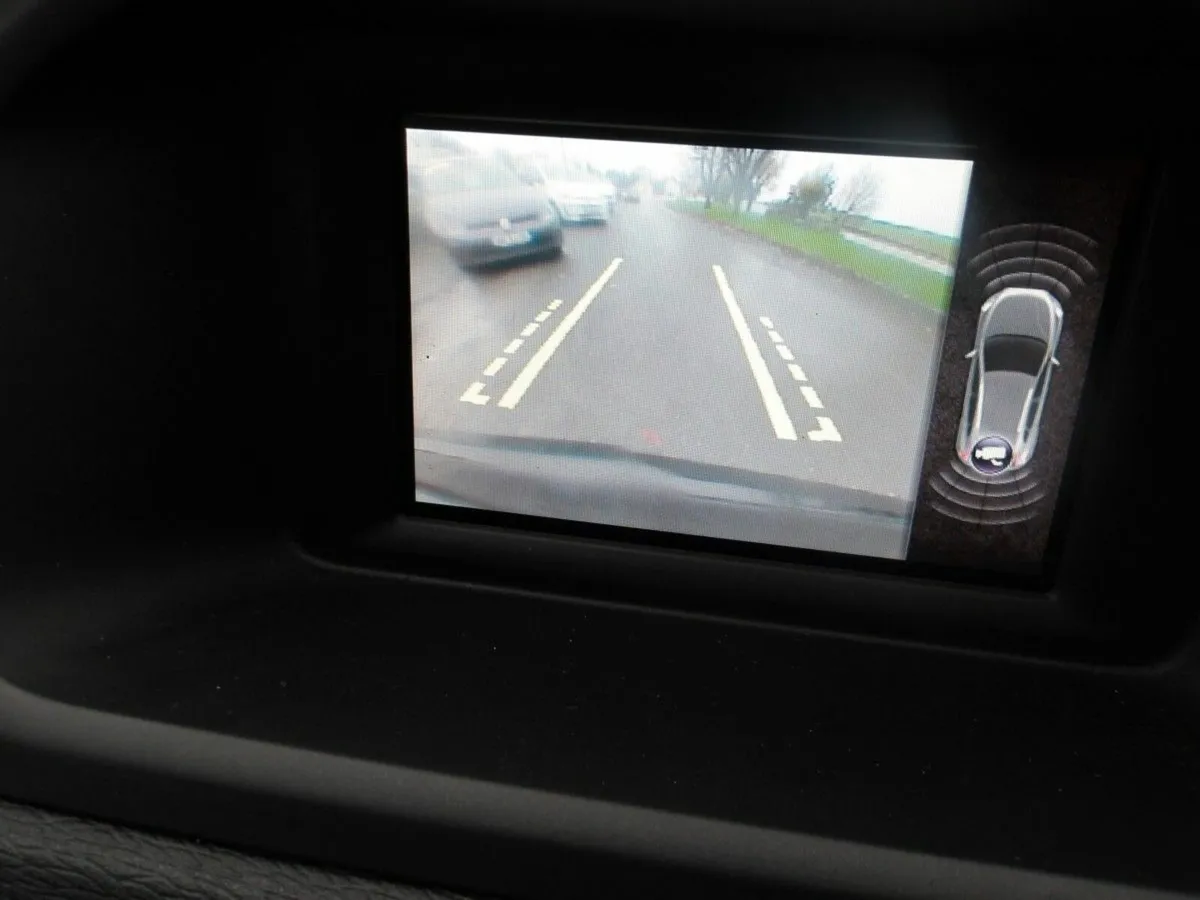 Volvo V40 D2 (120hp) SE + Leather - Image 2