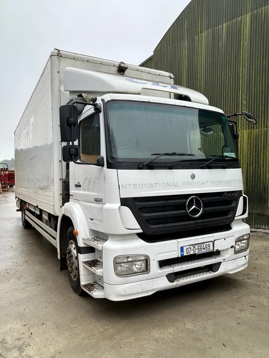 2007 Merc Axor - Image 1