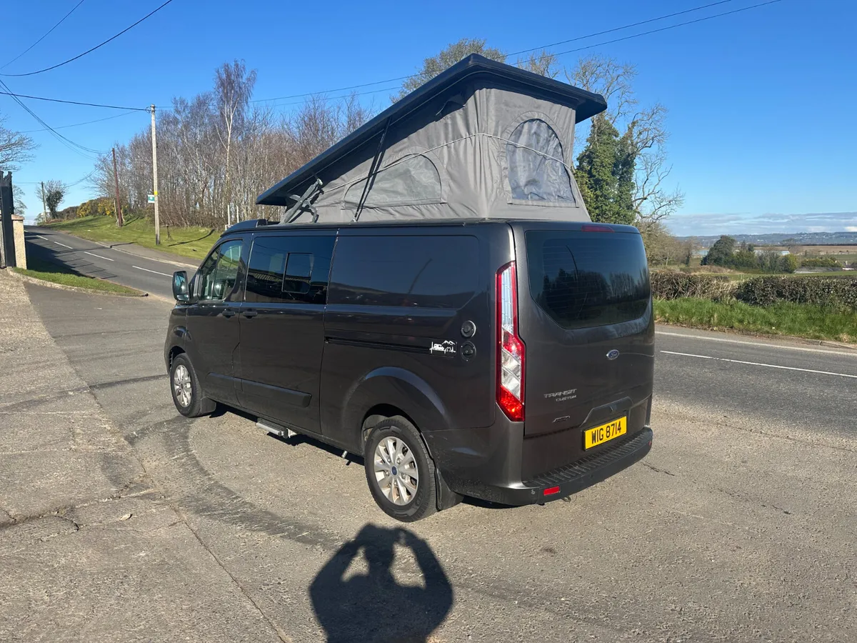 Campervan with shower and toilet - Image 3