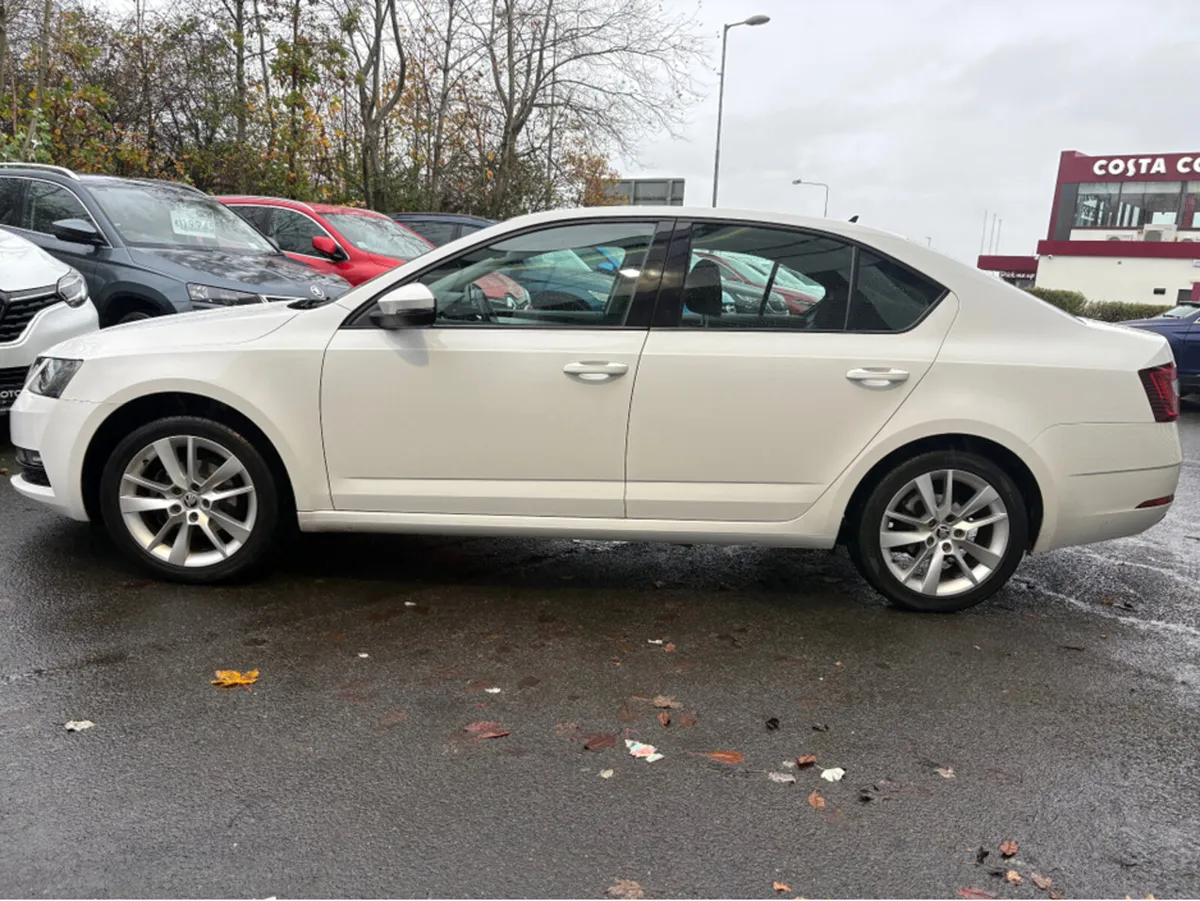 Skoda Octavia 1.6 DIESEL AMBITION - Image 4