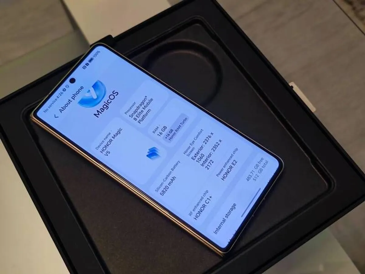 Honor Magic V5 32gb ( 16+16) ram 512gb memory, Gold black couple weeks old with matching case,  in brand new condition, only 13 cycle count. the most powerful folding phone, so thin. Trade-ins / Swaps welcome - Image 3