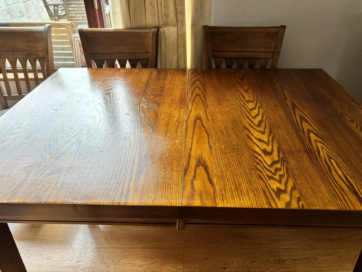 Table and chairs - Image 1