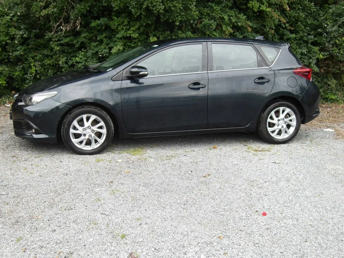 Toyota Auris 1.6 D-4D (112) Luna ** SAT-NAV ** - Image 1