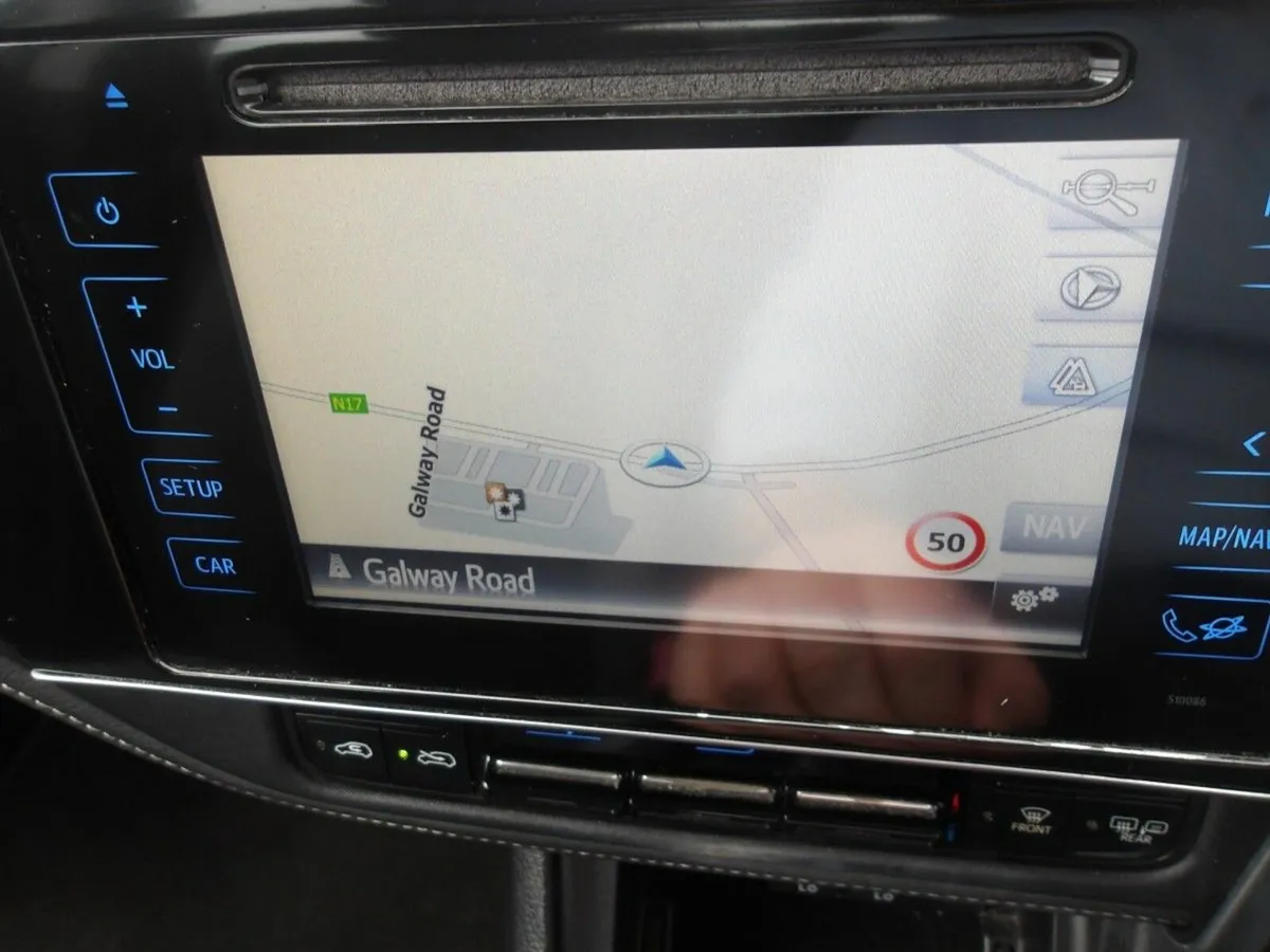 Toyota Auris 1.6 D-4D (112) Luna ** SAT-NAV ** - Image 4