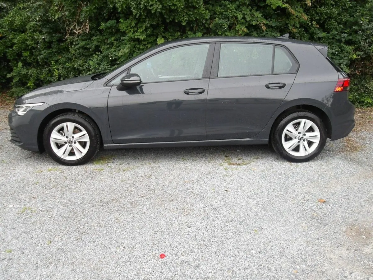 Volkswagen Golf 2.0 TDI 115HP Life ** SAT-NAV ** - Image 1
