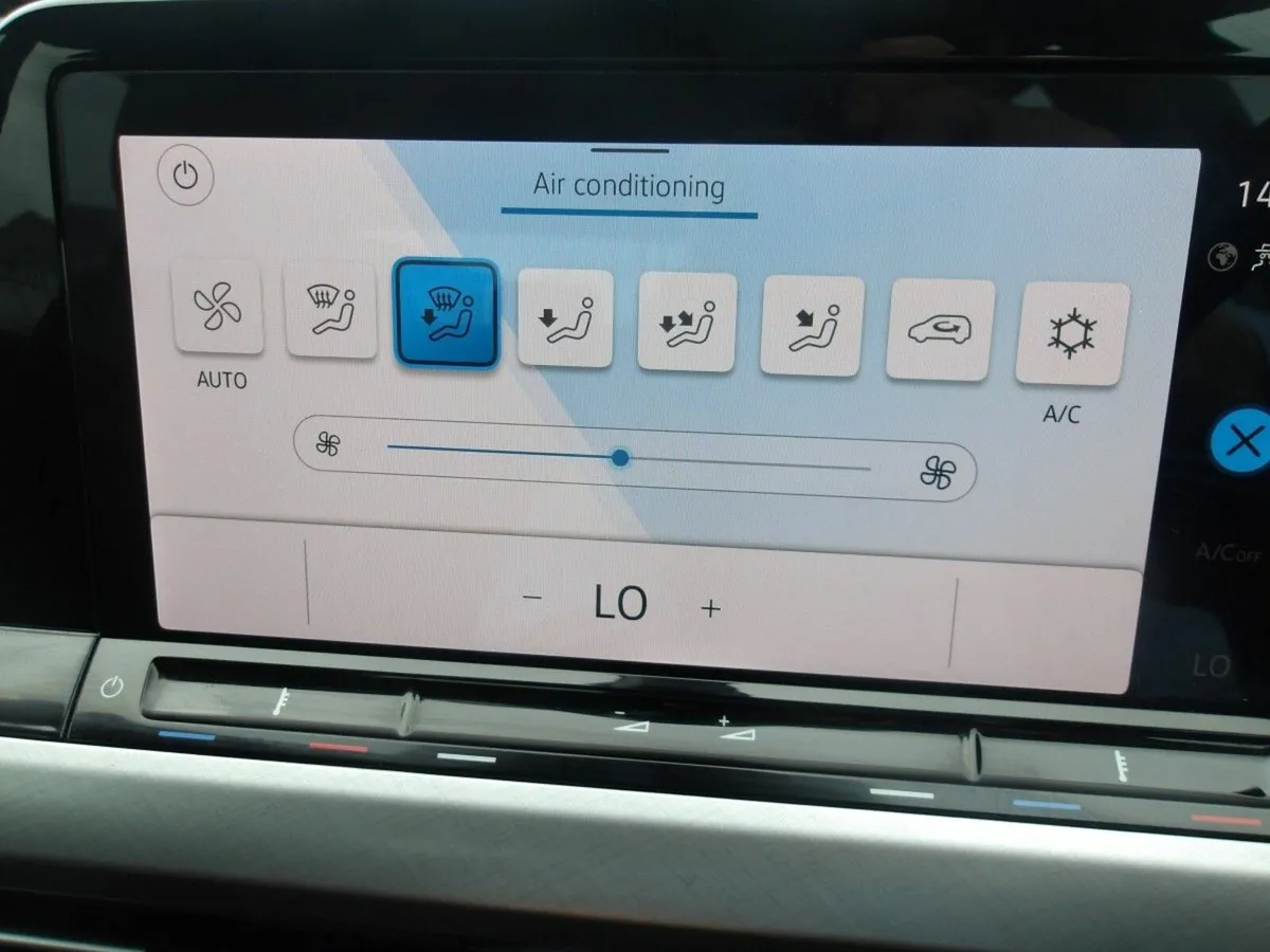 Volkswagen Golf 2.0 TDI 115HP Life ** SAT-NAV ** - Image 4