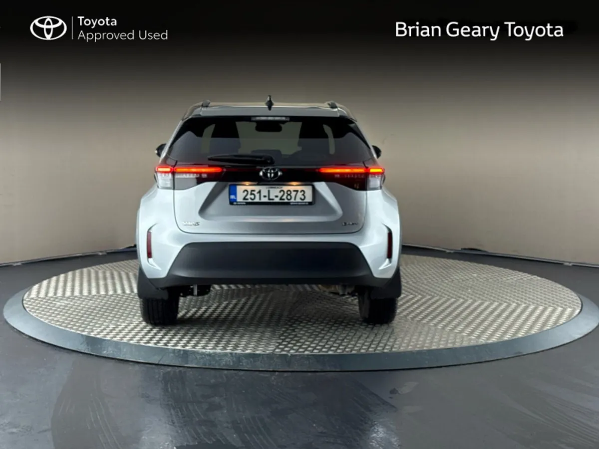 Toyota Yaris Cross HYBRID LUNA SPORT BI-TONE - Image 4