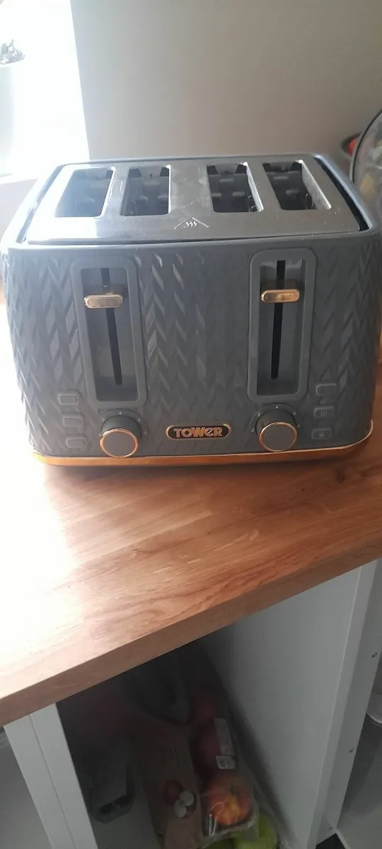 Tower 4 Slices toaster - Image 1
