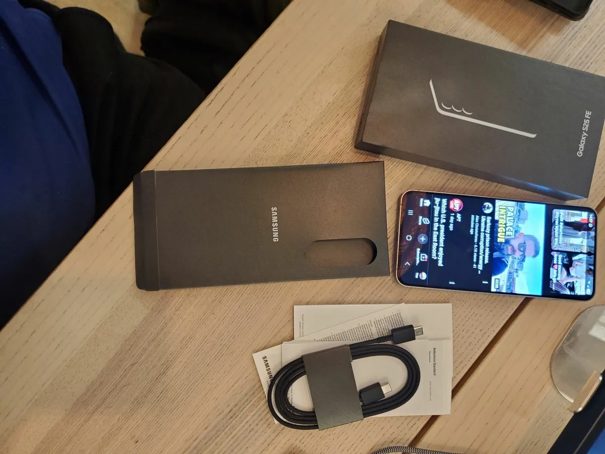 SAMSUNG S 25 FE Phone - Image 4