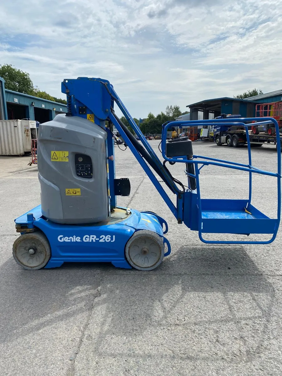 2012 GENIE GR26J 32FT VERTICAL MAST BOOM LIFT - Image 4