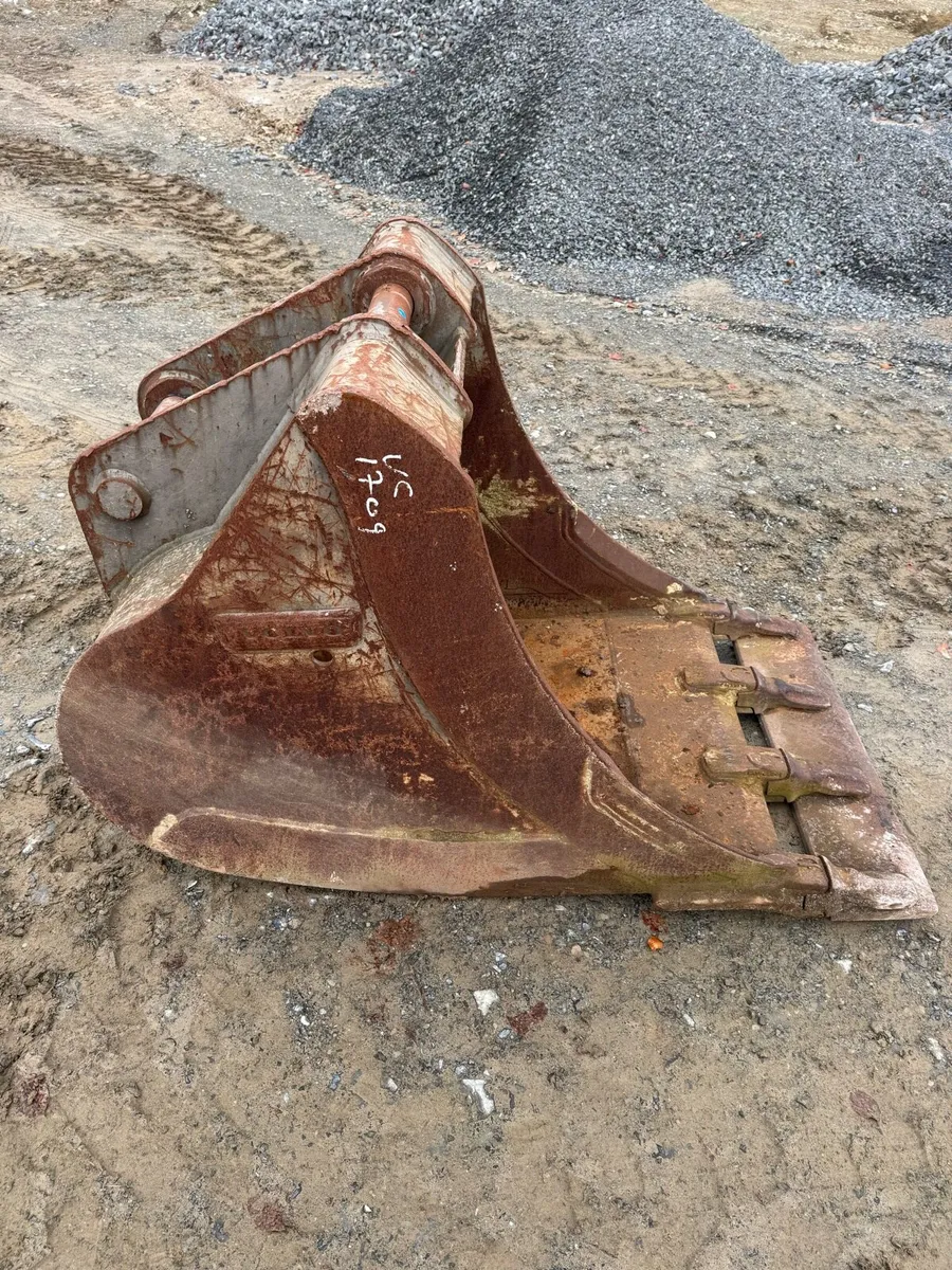 34in Volvo Bucket 70mm pins - Image 3