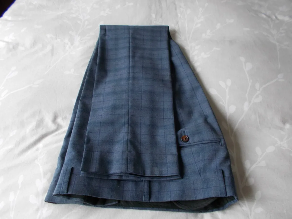 Three Piece Men's Suit - Image 3