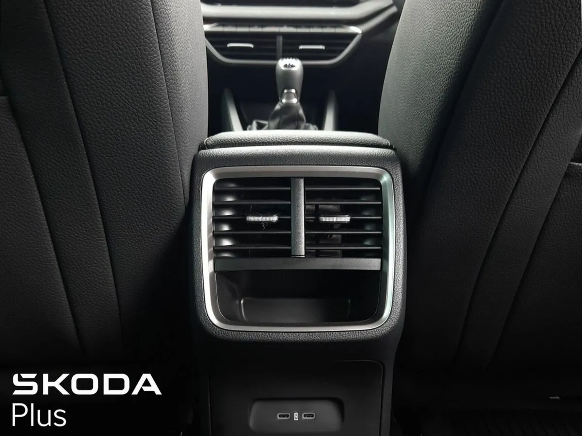 Skoda Octavia **PETROL COMBI**TOP SPEC - SELCTION - Image 4