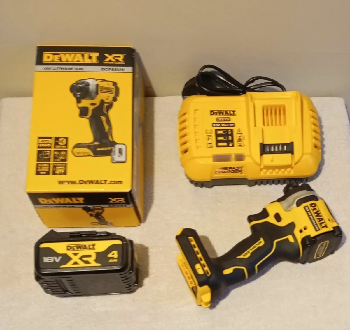 DeWalt dcf850 Impact Driver Set - Image 1