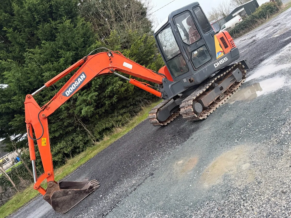 Doosan dh55 5 tonne mini digger - Image 1
