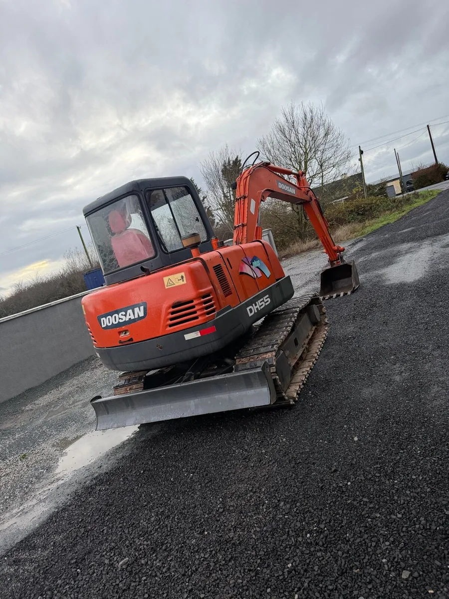 Doosan dh55 5 tonne mini digger - Image 3