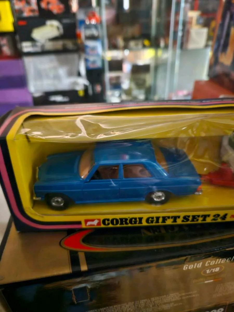 Corgi 1970's Mercedes and Caravan - Image 2