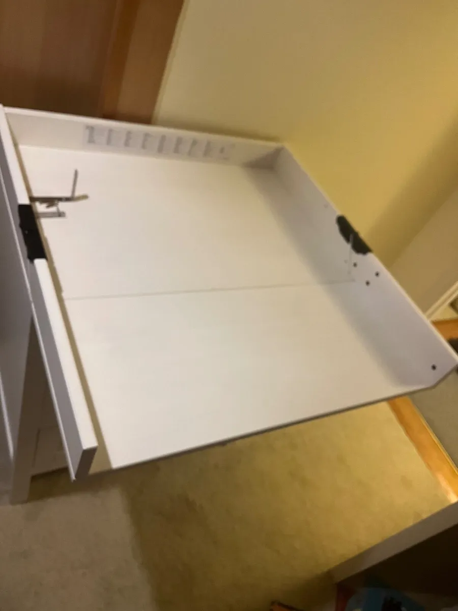 Changing table - Image 1