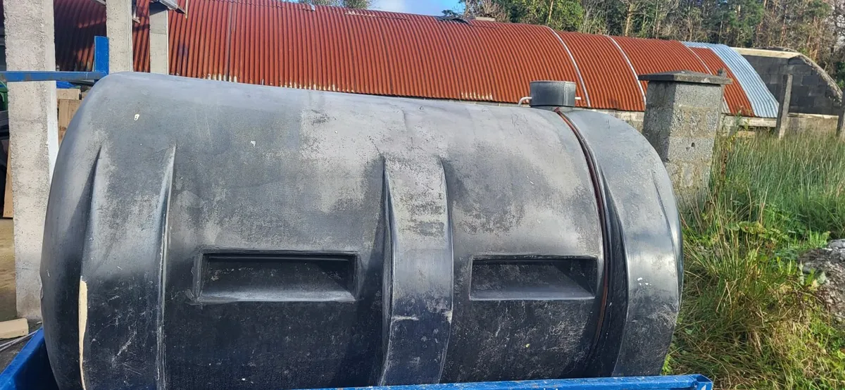 Oil tank - Image 1