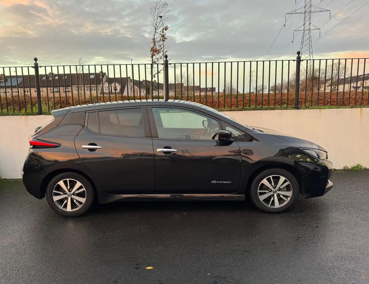 2018 Nissan Leaf EV SV  40KwH BATTERY - Image 3