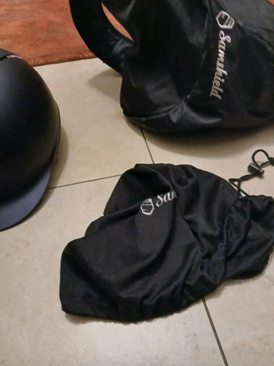 Horse riding helmet - Image 1