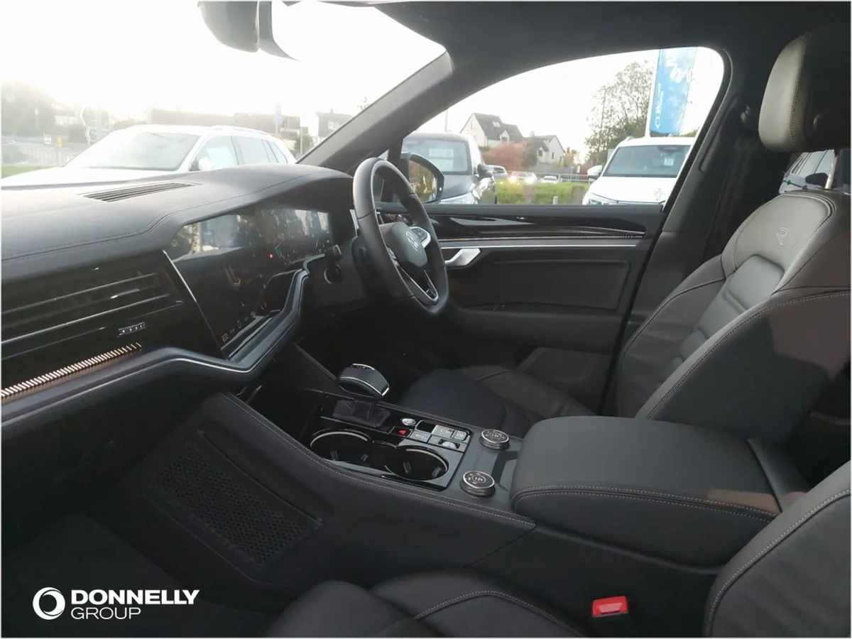 Volkswagen Touareg Diesel Estate Black Edition - Image 2