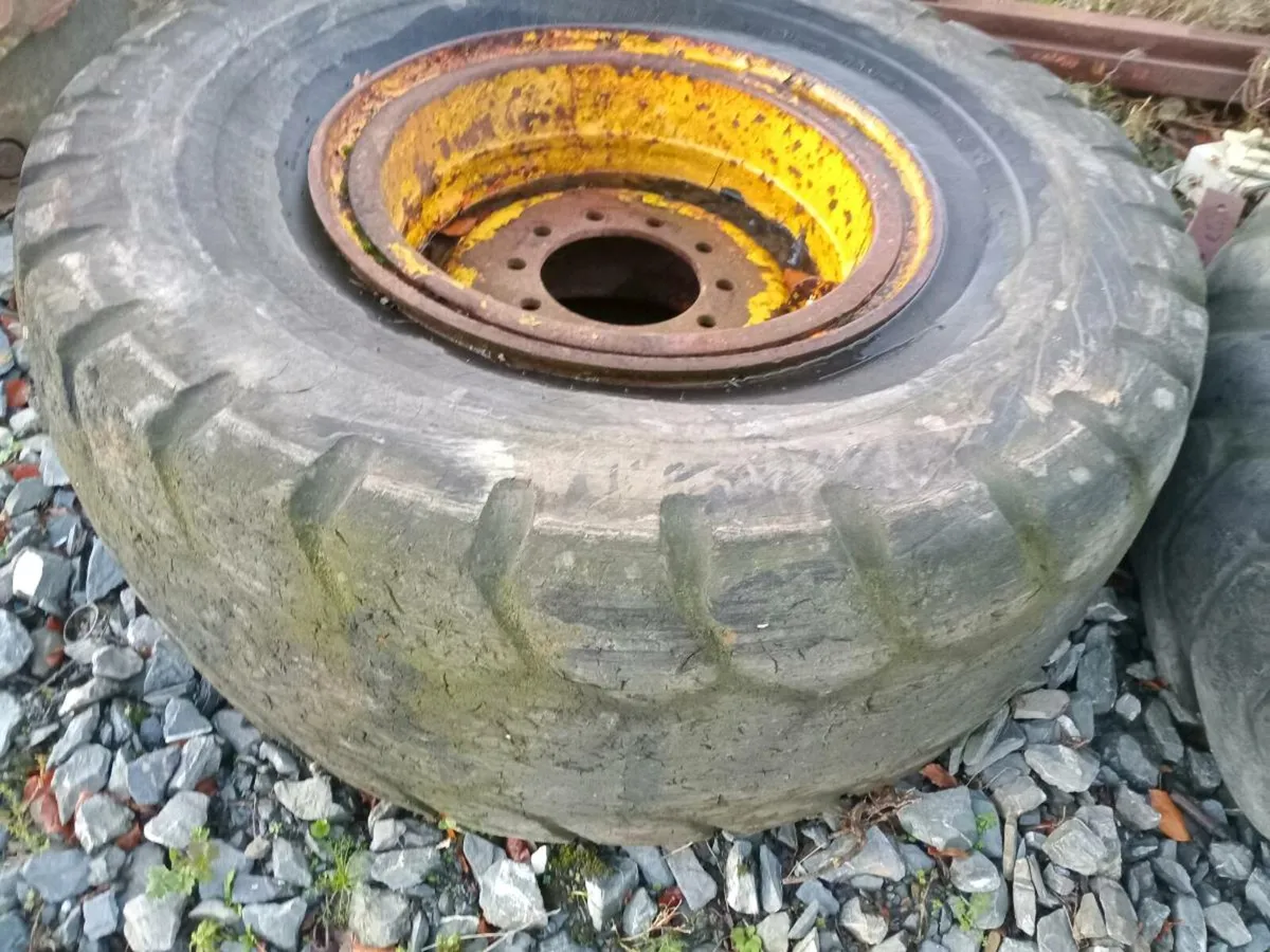 Volvo dumper  wheels and  tyres 20.5 r 25 - Image 2