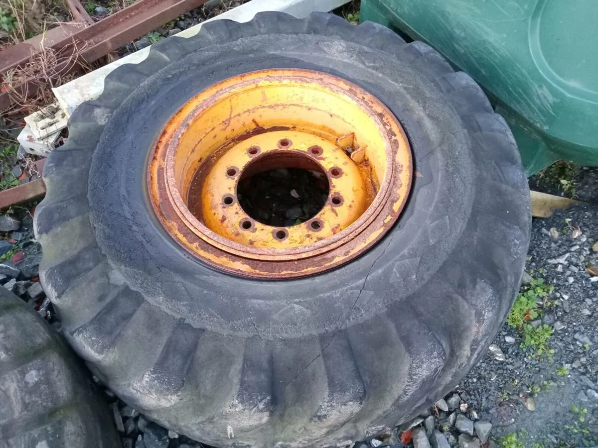 Volvo dumper  wheels and  tyres 20.5 r 25 - Image 3