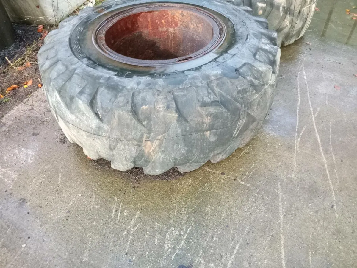 Volvo dumper  wheels and  tyres 20.5 r 25 - Image 4