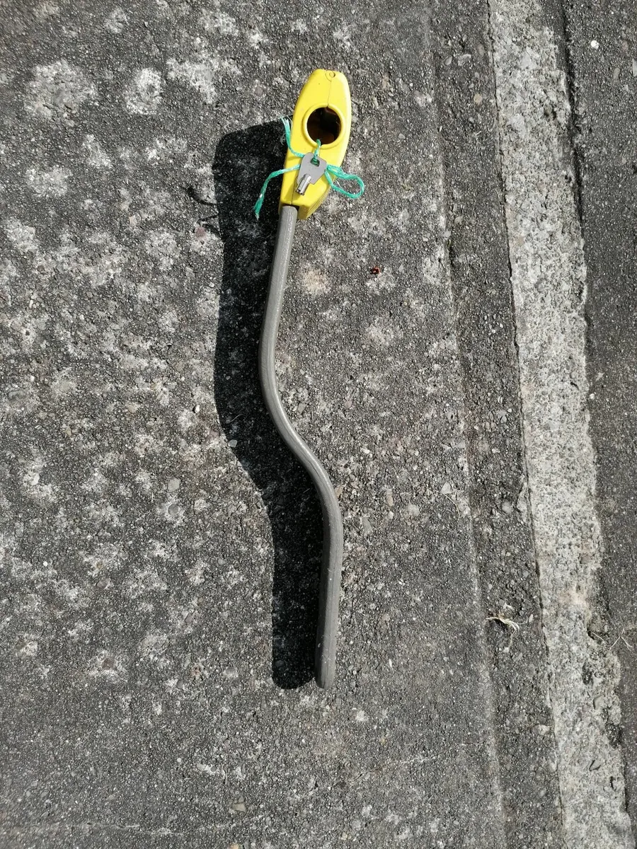 Steering wheel lock free to take away - Image 1