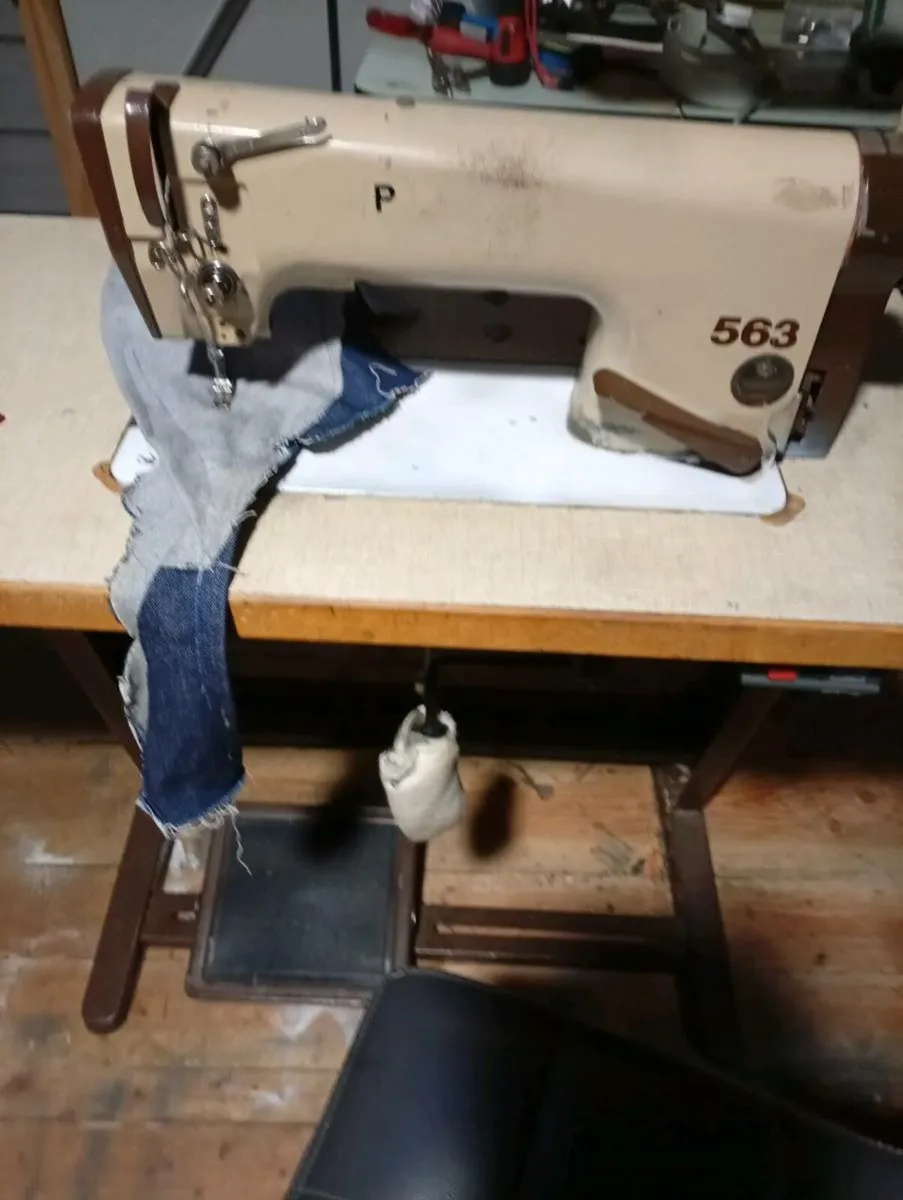 Industrial sewing machine - Image 1