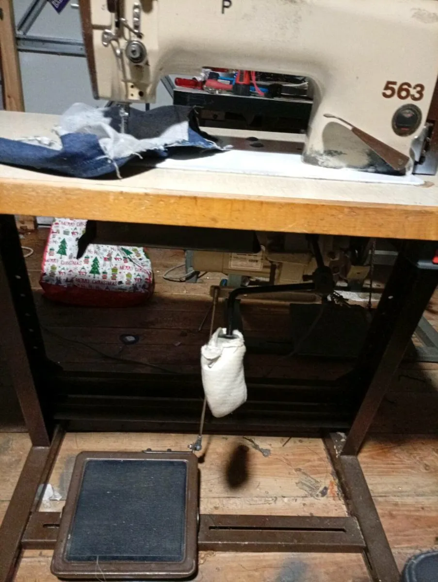 Industrial sewing machine - Image 2