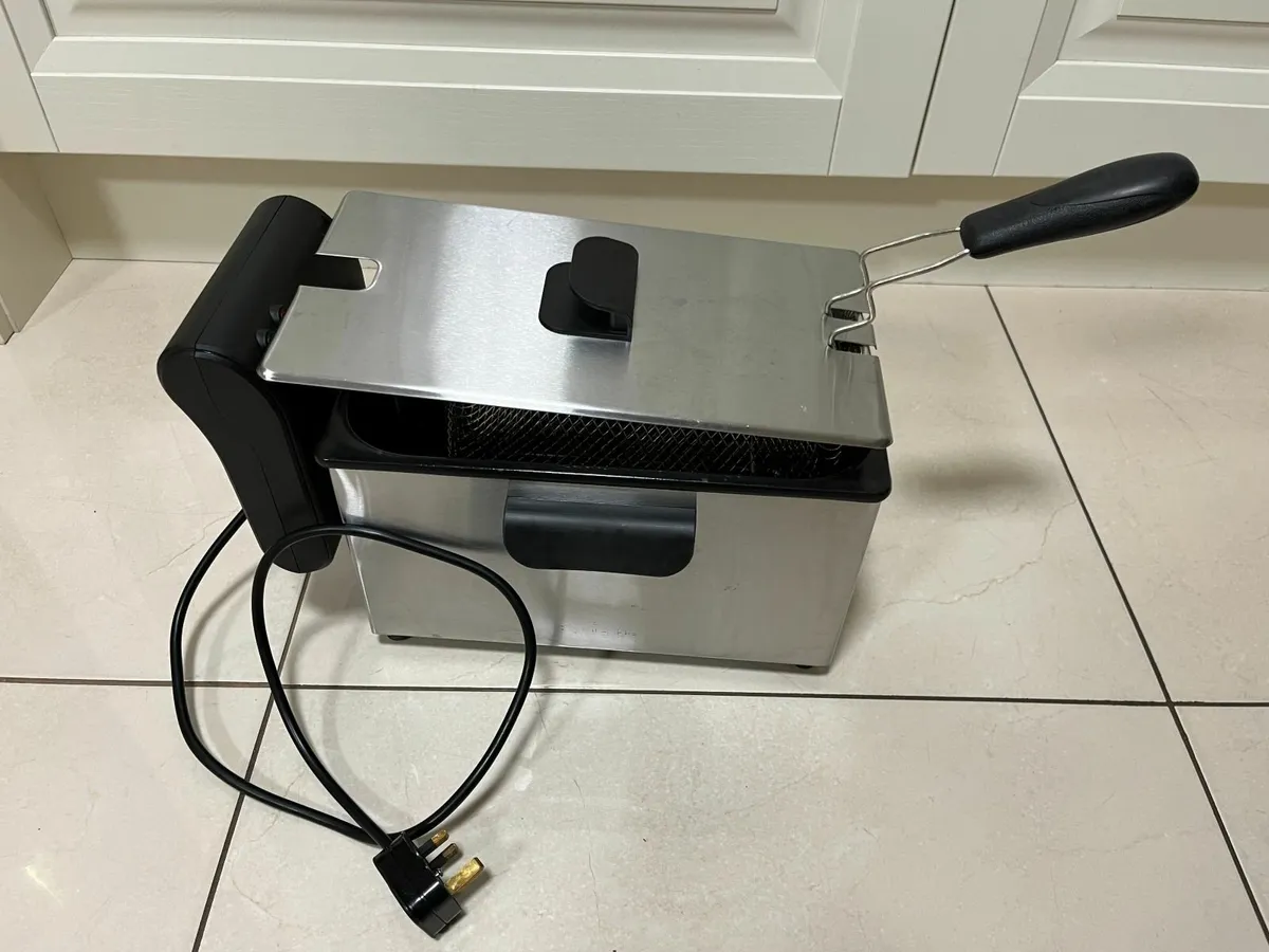 3 Litre Plugin Deep Fat Fryer Rarely Used - Image 2